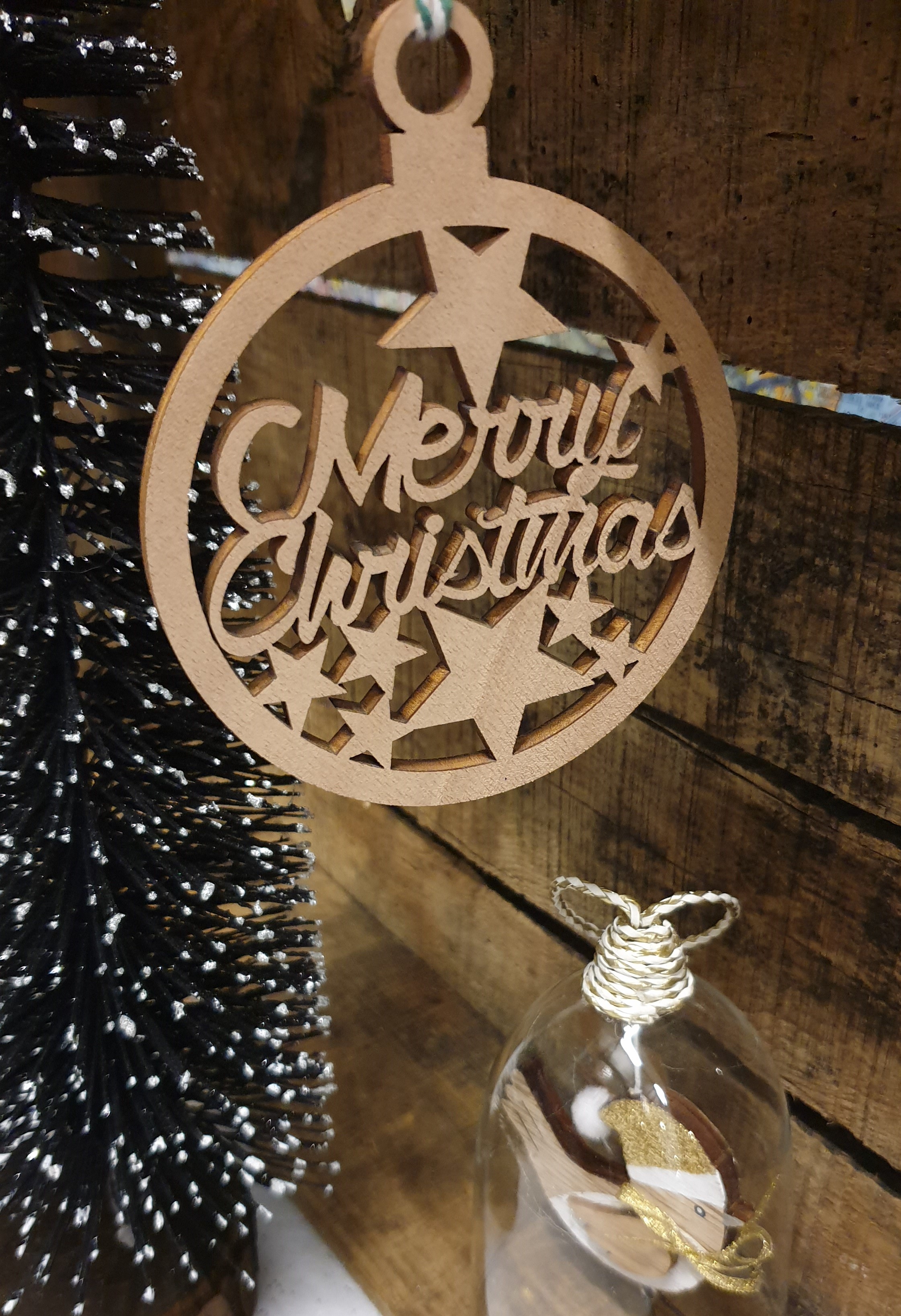 Boule de Noël en bois - Merry Christmas Accessoires - GUILLAUMETTE -  L'authentique liqueur de génépi des Hautes-Alpes